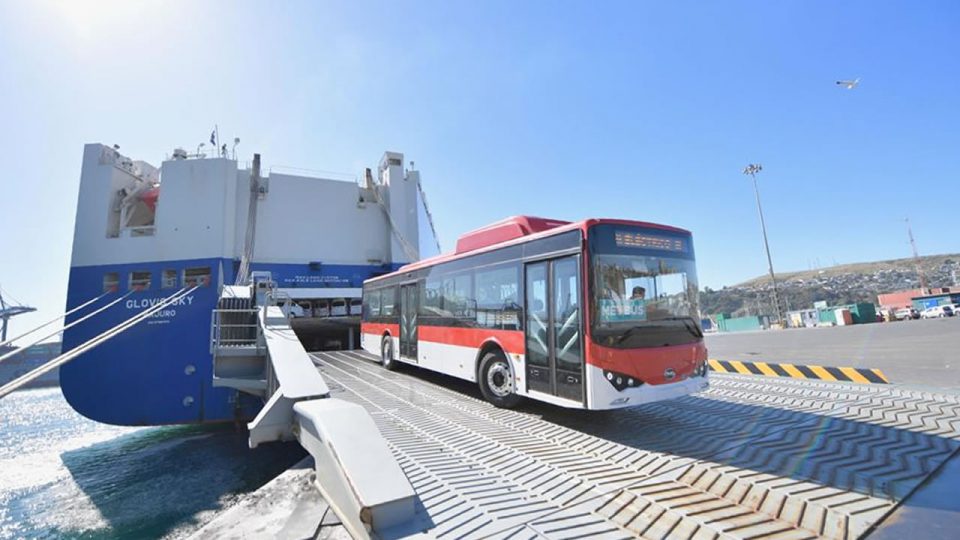 AGUNSA Chile atendió nave que descargó 100 buses eléctricos para proyecto de transporte “Transantiago”.